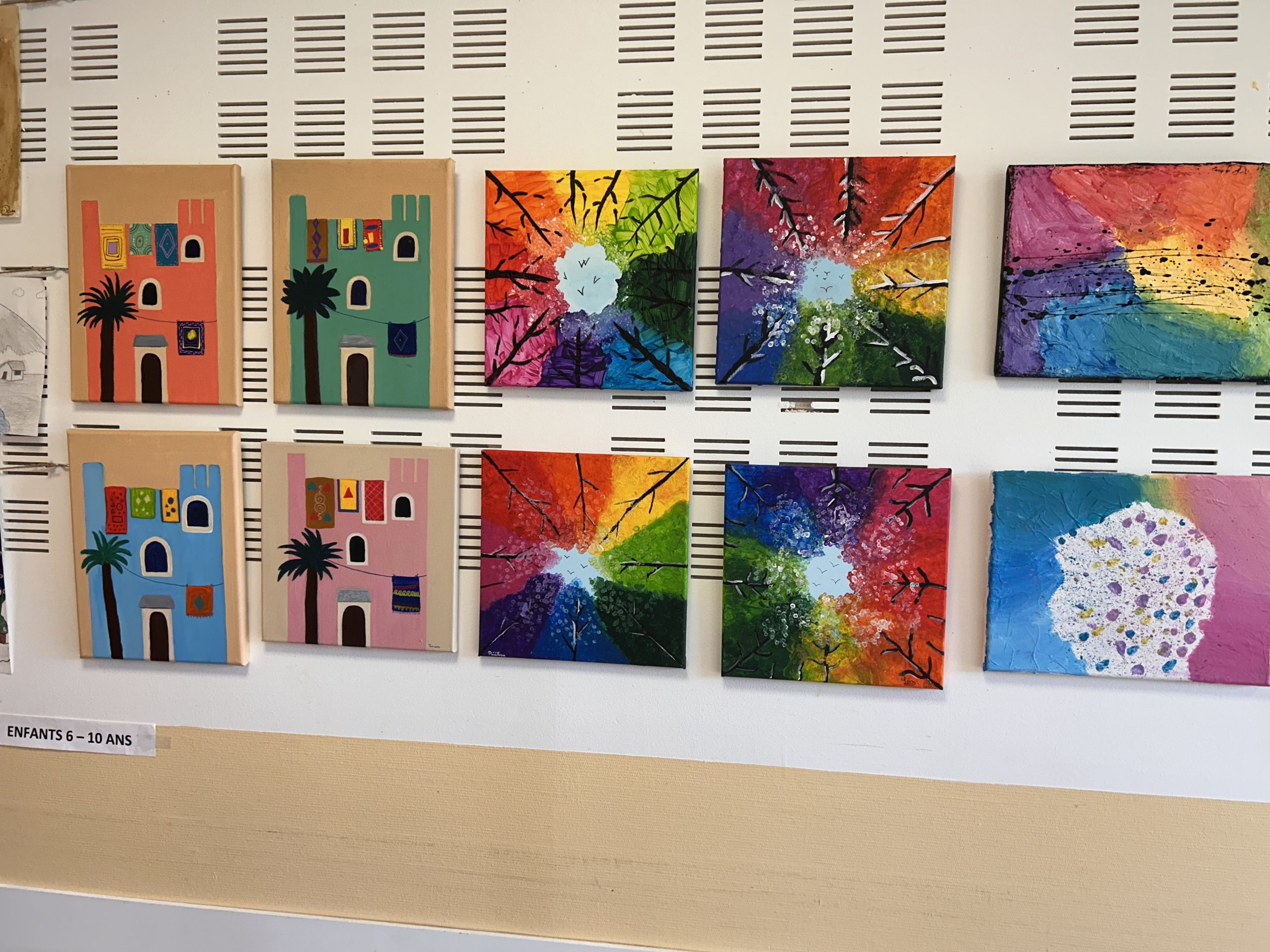 Des tableaux peints par des élèves de Sylvie Peyras.